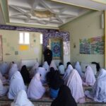 اقامه نماز جماعت در یکی از مدارس لرستان با حضور امام جماعت اعزامی از دستگاههای اجرایی در طرح پیوند ادارات و مدارس