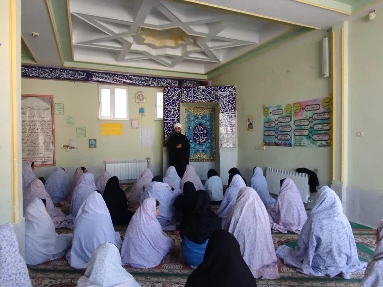 اقامه نماز جماعت در یکی از مدارس لرستان با حضور امام جماعت اعزامی از دستگاه‌های اجرایی در طرح پیوند ادارات و مدارس