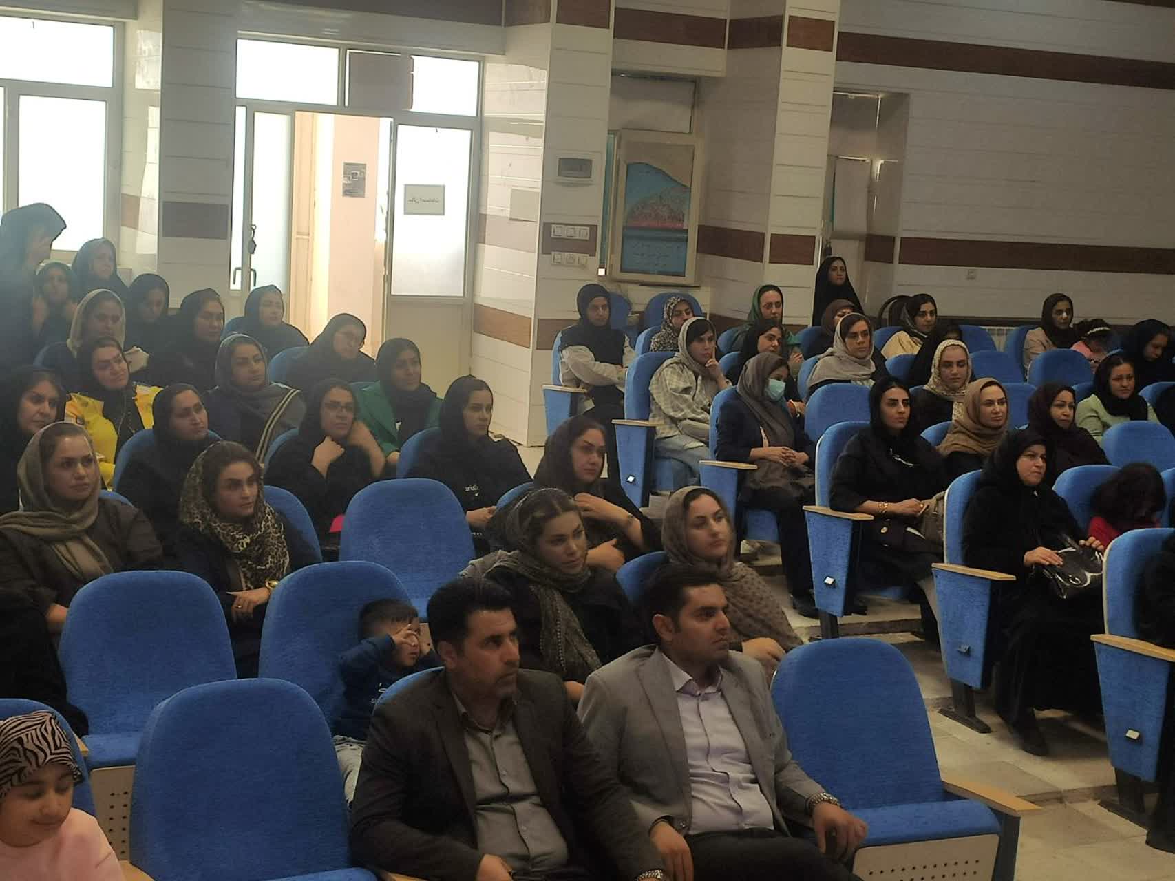 نشست توانمندسازی اولیاء دانش آموزان مدارس ابتدایی شهرستان بدره برگزار شد