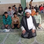 اقامه نماز جماعت در یکی از مدارس لرستان با حضور امام جماعت اعزامی از دستگاههای اجرایی در طرح پیوند ادارات و مدارس