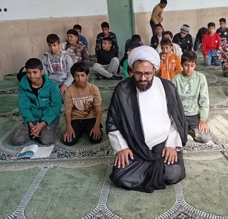 اقامه نماز جماعت در یکی از مدارس لرستان با حضور امام جماعت اعزامی از دستگاه‌های اجرایی در طرح پیوند ادارات و مدارس