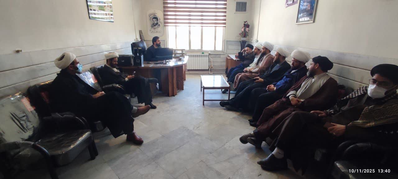 جلسه هماندیشی ائمه جماعات ادارات الیگودرز برای اجرای طرح پیوند با مدارس