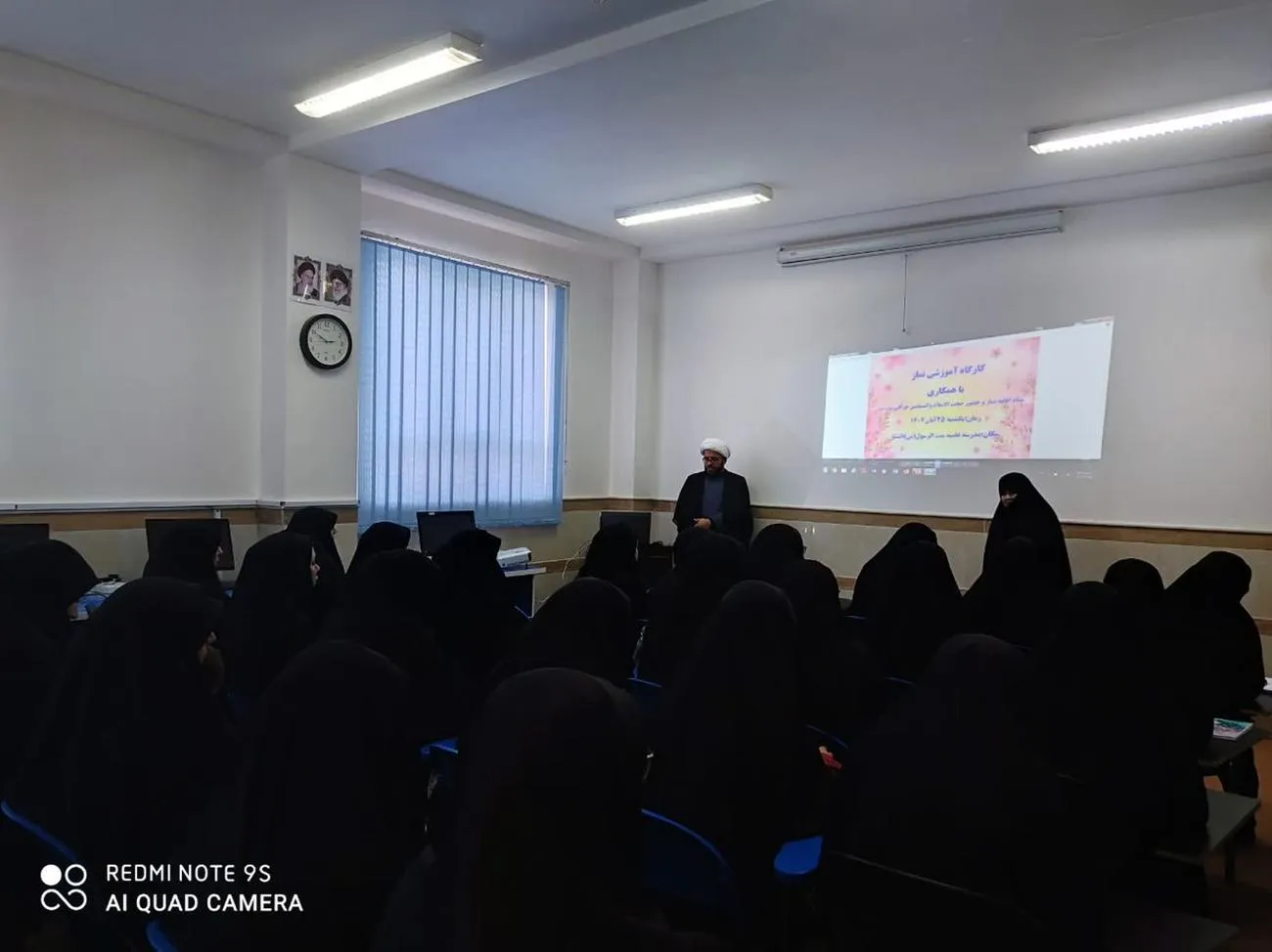 جمعی از طلاب و ائمه جماعات در کارگاه شیوه‌های نوین دعوت به نماز در شهرستان سلسله