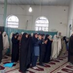 اقامه نماز جماعت در یکی از مدارس لرستان با حضور امام جماعت اعزامی از دستگاههای اجرایی در طرح پیوند ادارات و مدارس