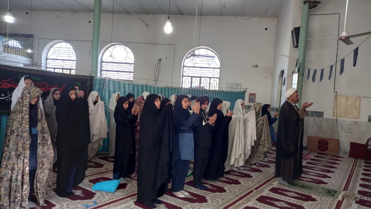 اقامه نماز جماعت در یکی از مدارس لرستان با حضور امام جماعت اعزامی از دستگاههای اجرایی در طرح پیوند ادارات و مدارس