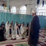 اقامه نماز جماعت در یکی از مدارس لرستان با حضور امام جماعت اعزامی از دستگاههای اجرایی در طرح پیوند ادارات و مدارس