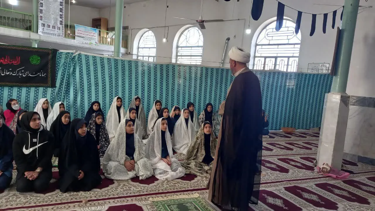 اقامه نماز جماعت در یکی از مدارس لرستان با حضور امام جماعت اعزامی از دستگاه‌های اجرایی در طرح پیوند ادارات و مدارس
