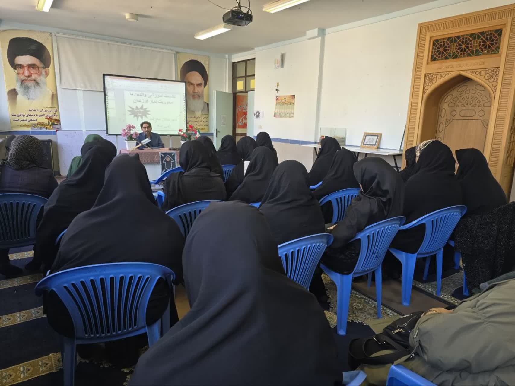 نشست توانمند سازی اولیای دانش آموزان با محوریت دعوت فرزندان به نماز برگزار شد