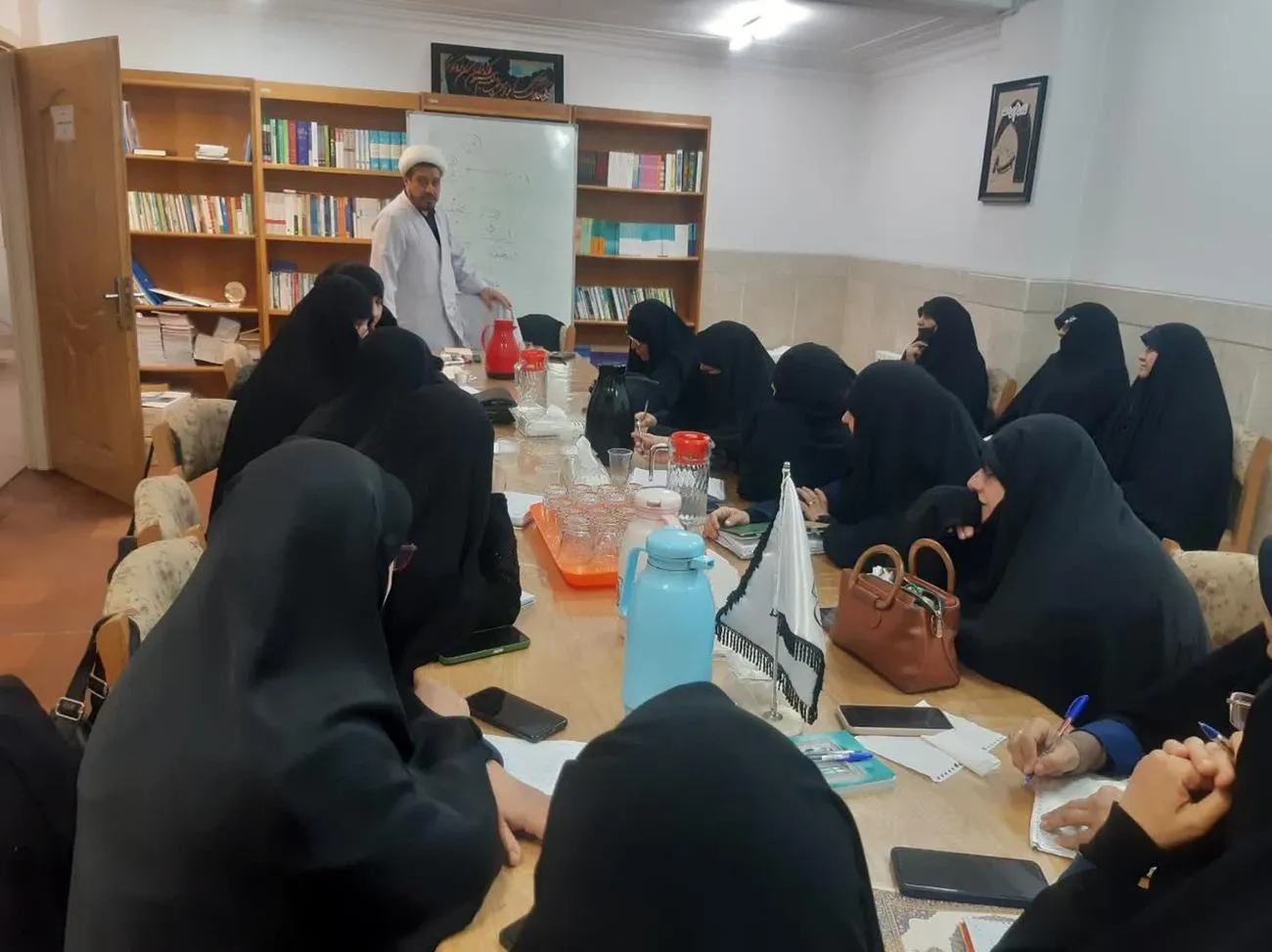 تبیین شیوه‌های تربیت دینی فرزندان در نشست امور بانوان ستاد اقامه نماز قم