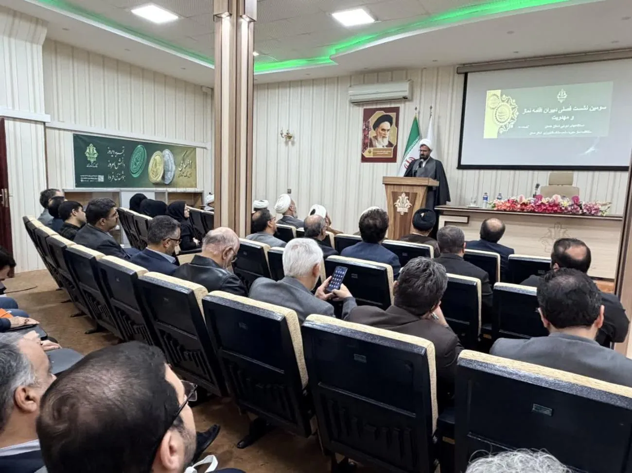 نشست فصلی دبیران اقامه نماز و مهدویت دستگاه‌های اجرایی استان همدان برگزار شد