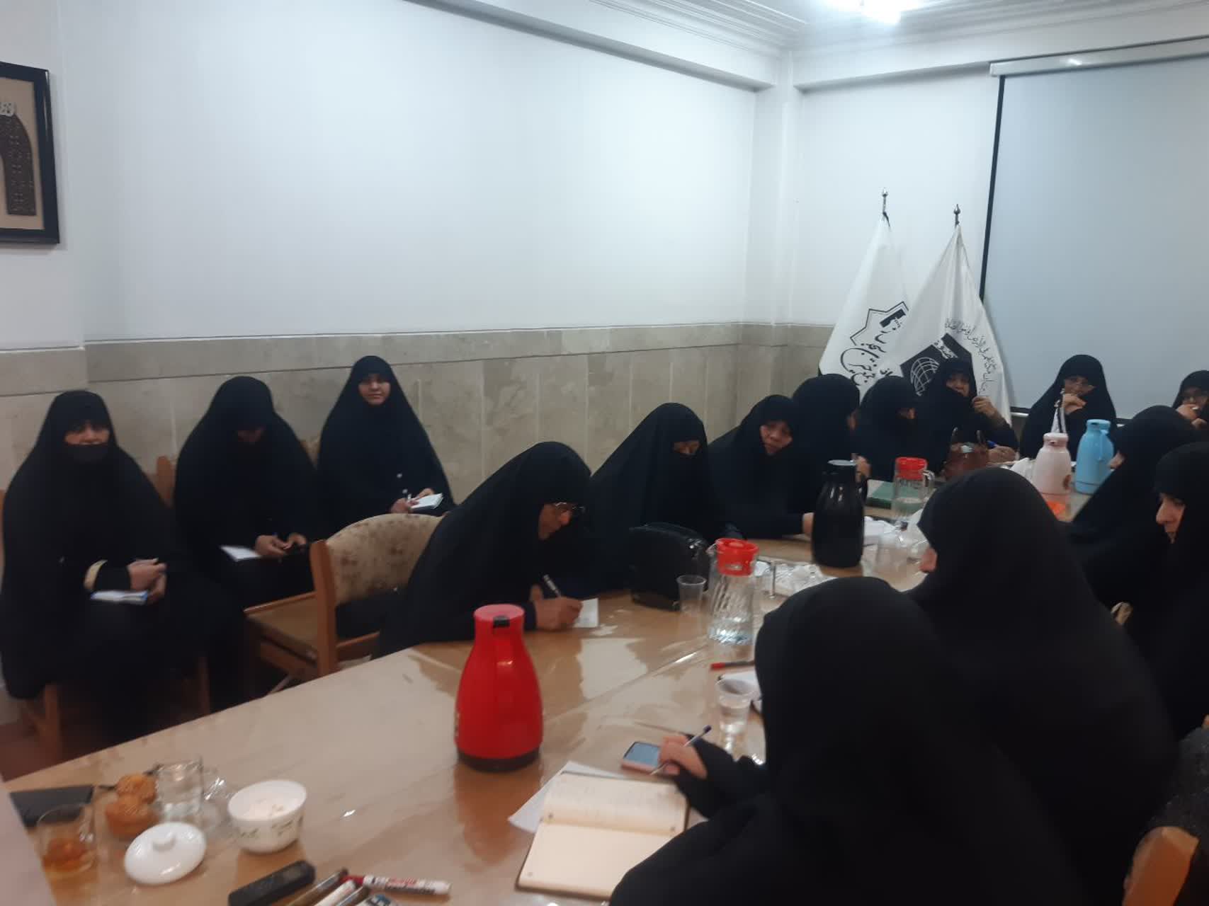 تبیین شیوههای تربیت دینی فرزندان در نشست امور بانوان ستاد اقامه نماز قم