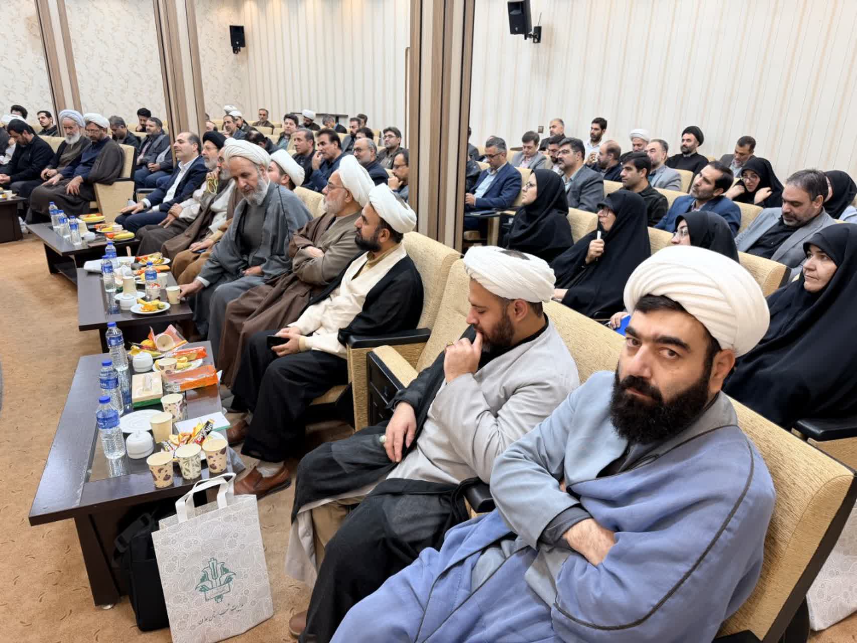 نشست فصلی دبیران اقامه نماز و مهدویت دستگاههای اجرایی استان همدان برگزار شد