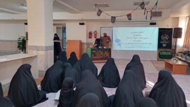 حجت‌الاسلام چراغی در حال تدریس در کارگاه شیوه‌های دعوت به نماز برای طلاب حوزه علمیه معصومیه خرم‌آباد