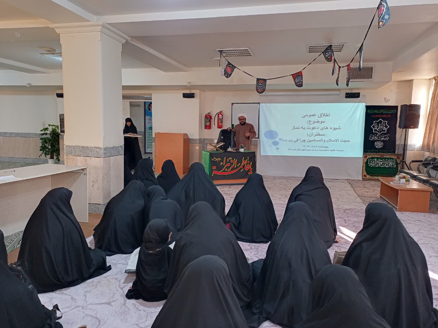 حجتالاسلام چراغی در حال تدریس در کارگاه شیوههای دعوت به نماز برای طلاب حوزه علمیه معصومیه خرمآباد