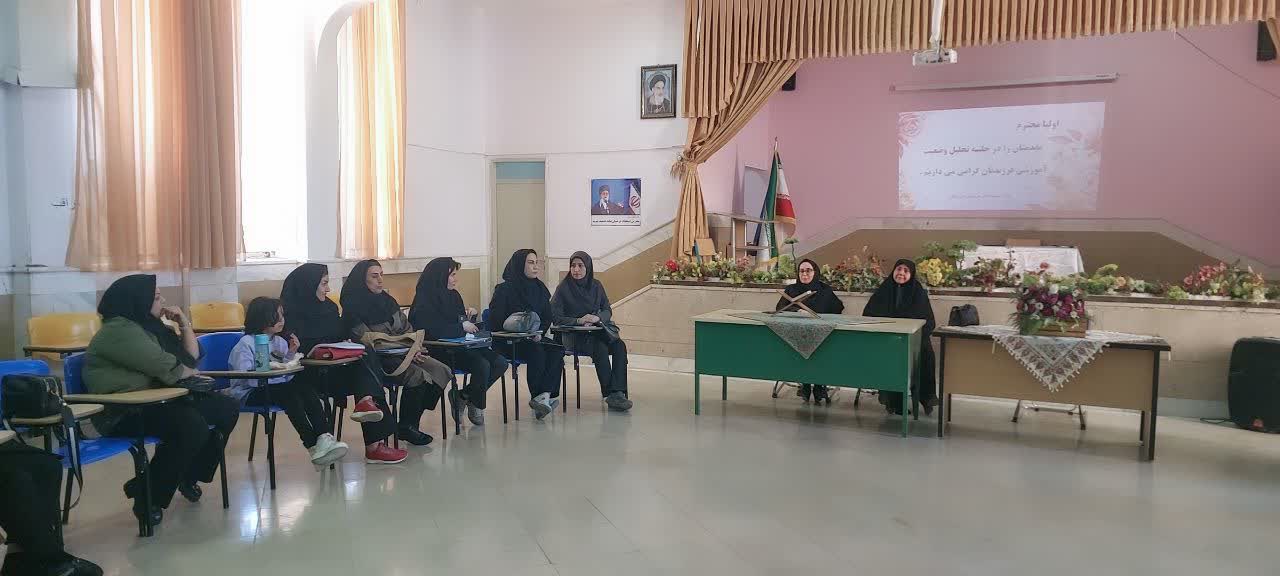 نشست نمازشناسی اولیاء و معلمان در دبیرستان فرزانگان ایلام برگزار شد