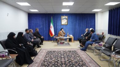 اهدای انگشتر متبرک رهبری توسط سید احمد زرهانی به نماینده ولی فقیه در لرستان