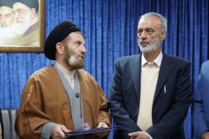 اهدای انگشتر متبرک رهبری توسط سید احمد زرهانی به نماینده ولی فقیه در لرستان