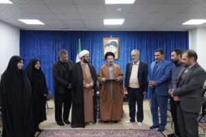 اهدای انگشتر متبرک رهبری توسط سید احمد زرهانی به نماینده ولی فقیه در لرستان