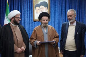 اهدای انگشتر متبرک رهبری توسط سید احمد زرهانی به نماینده ولی فقیه در لرستان