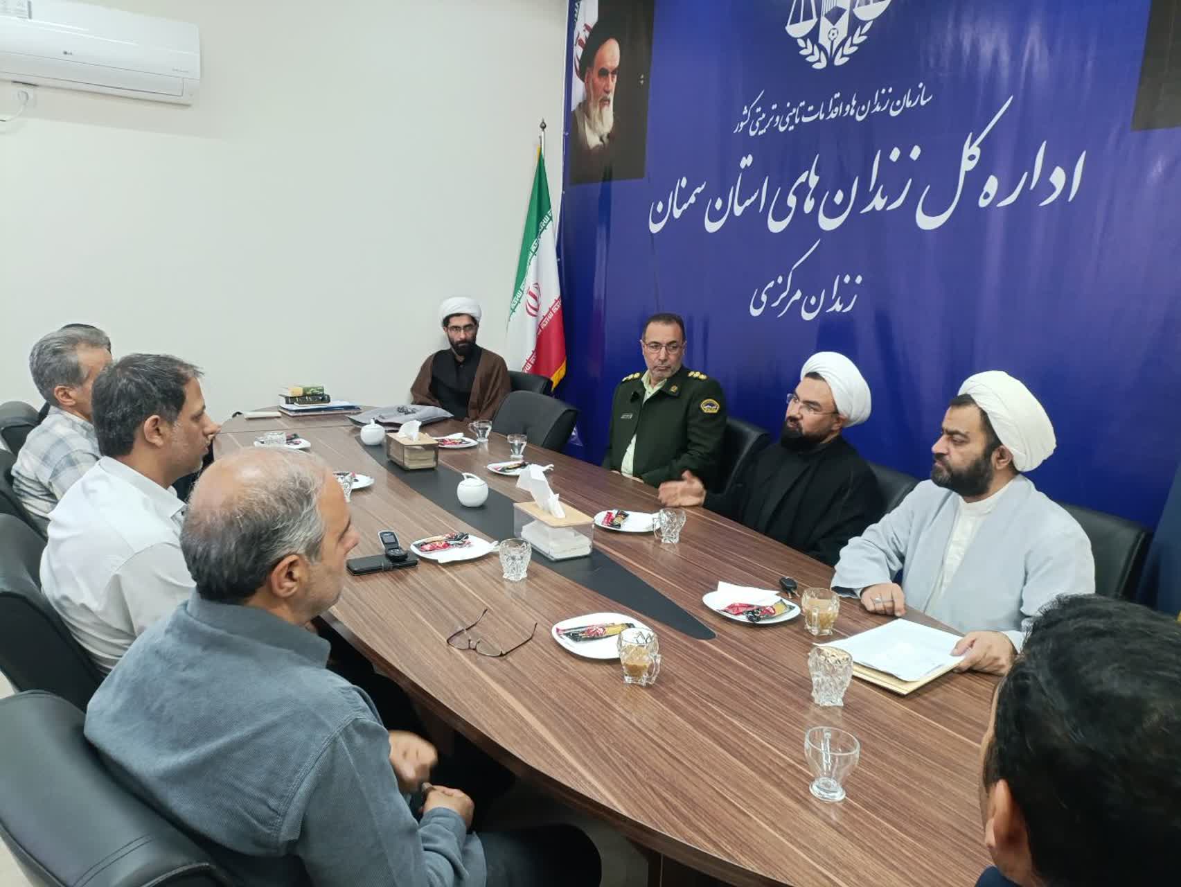 جلسه شورای اقامه نماز زندان مرکزی سمنان با تأکید بر تقویت برنامه‌های فرهنگی و عبادی برگزار شد