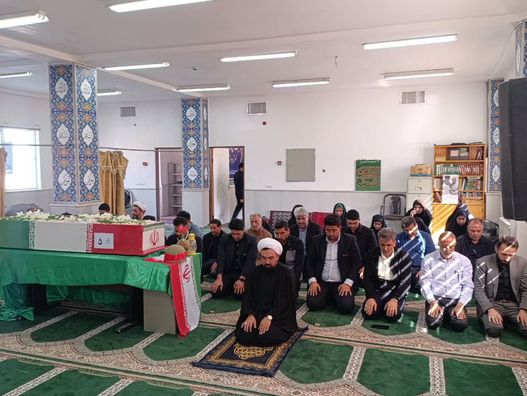 اقامه نماز مدیر ستاد اقامه نماز استان همزمان با آیین تشییع شهدای گمنام در آموزش و پرورش سمنان برگزار شد