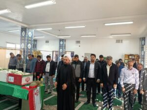 اقامه نماز مدیر ستاد اقامه نماز استان همزمان با آیین تشییع شهدای گمنام در آموزش و پرورش سمنان برگزار شد