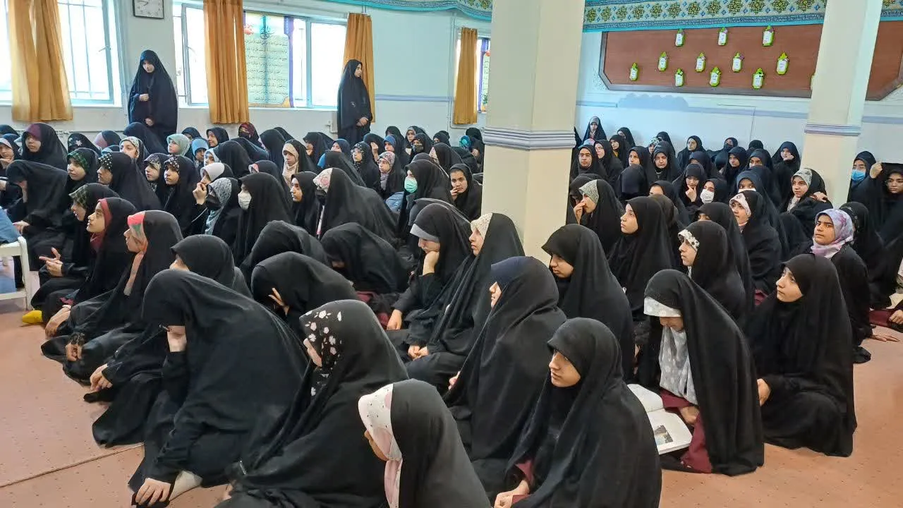 نشست آموزشی نماز در مدرسه علوم‌ومعارف اسلامی شهیدمطهری شهرکرد برگزار شد