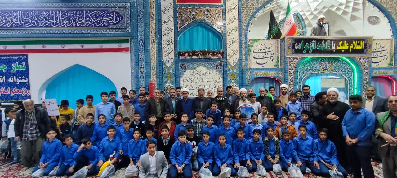 ازدانش آموزان یاور نماز مدارس بیرجند در نماز جمعه شهرستان تجلیل شد