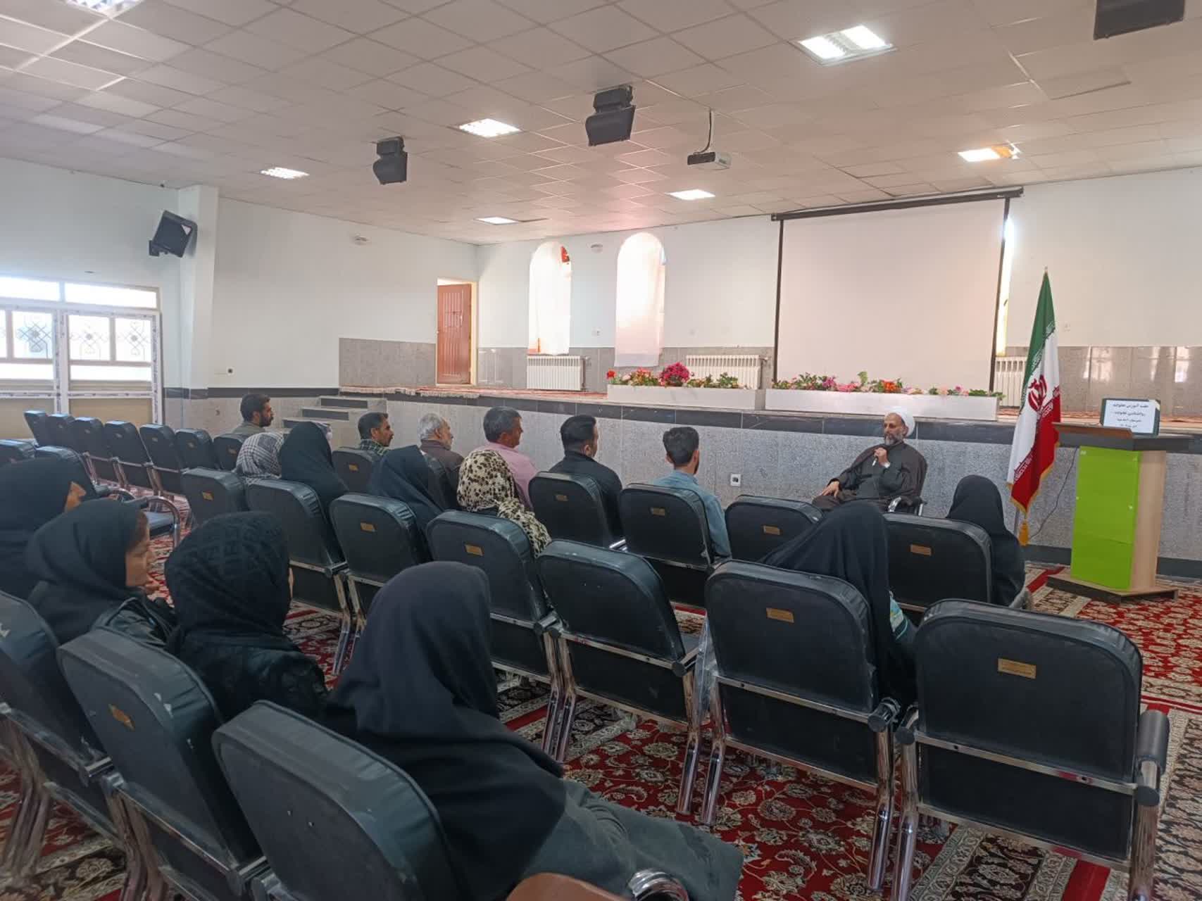 نشست توانمندسازی اولیاء و شیوه های دعوت فرزندان به نمازدرشهر مود برگزار شد