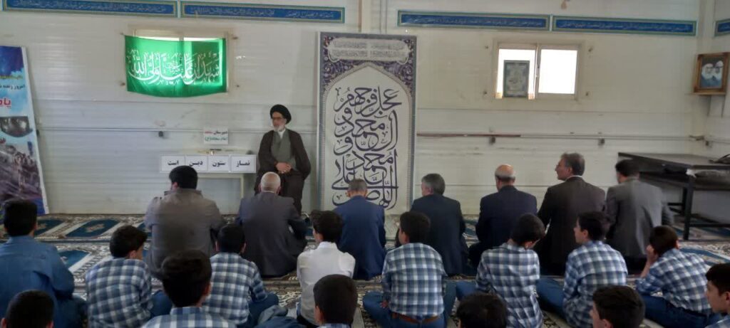 اقامه نماز جماعت در مدارس خدابنده به امامت امام جمعه شهرستان