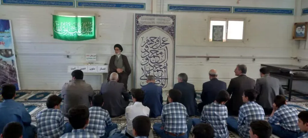 اقامه نماز جماعت در مدارس خدابنده به امامت امام جمعه شهرستان
