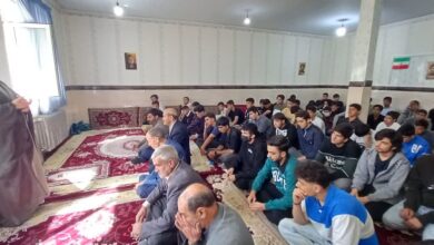 راقامه نماز جماعت در مدارس خدابنده به امامت امام جمعه شهرستان