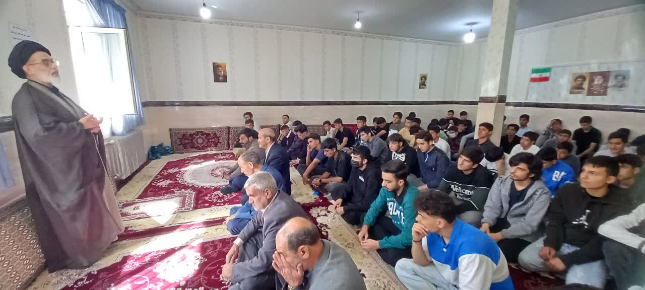 راقامه نماز جماعت در مدارس خدابنده به امامت امام جمعه شهرستان