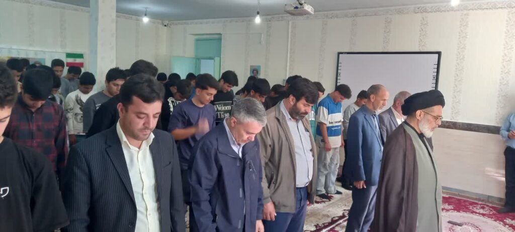 اقامه نماز جماعت در مدارس خدابنده به امامت امام جمعه شهرستان