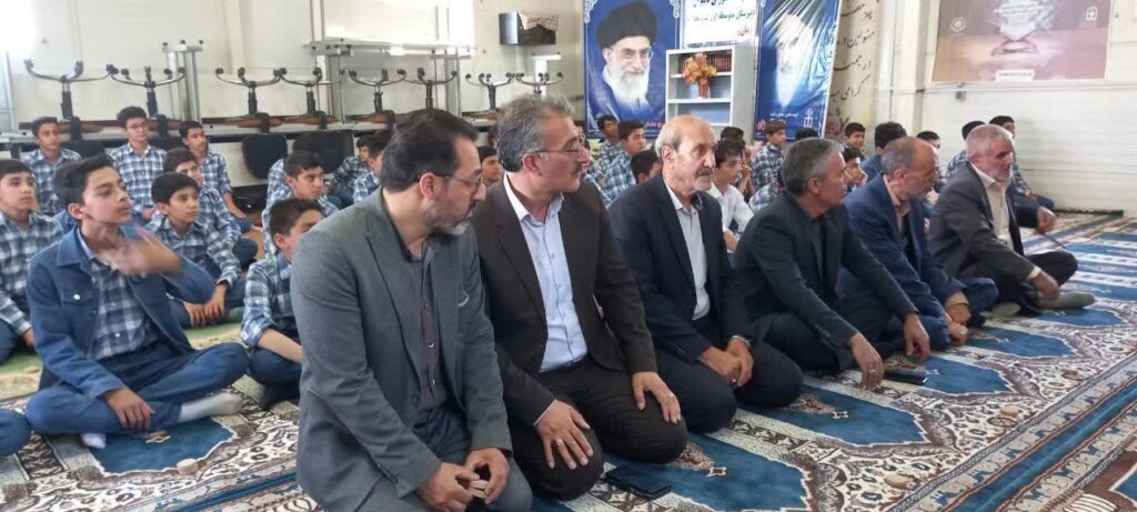 اقامه نماز جماعت در مدارس خدابنده به امامت امام جمعه شهرستان