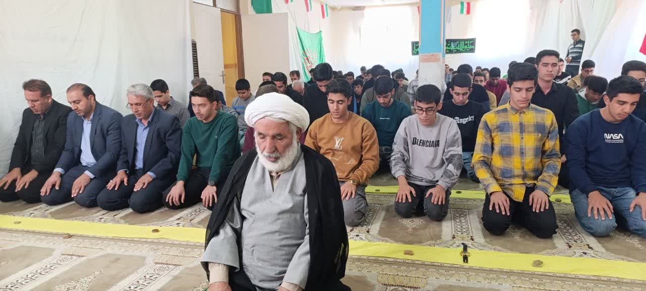 اقامه نماز جماعت ظهر وعصر دانش آموزان در کرمانشاه -1
