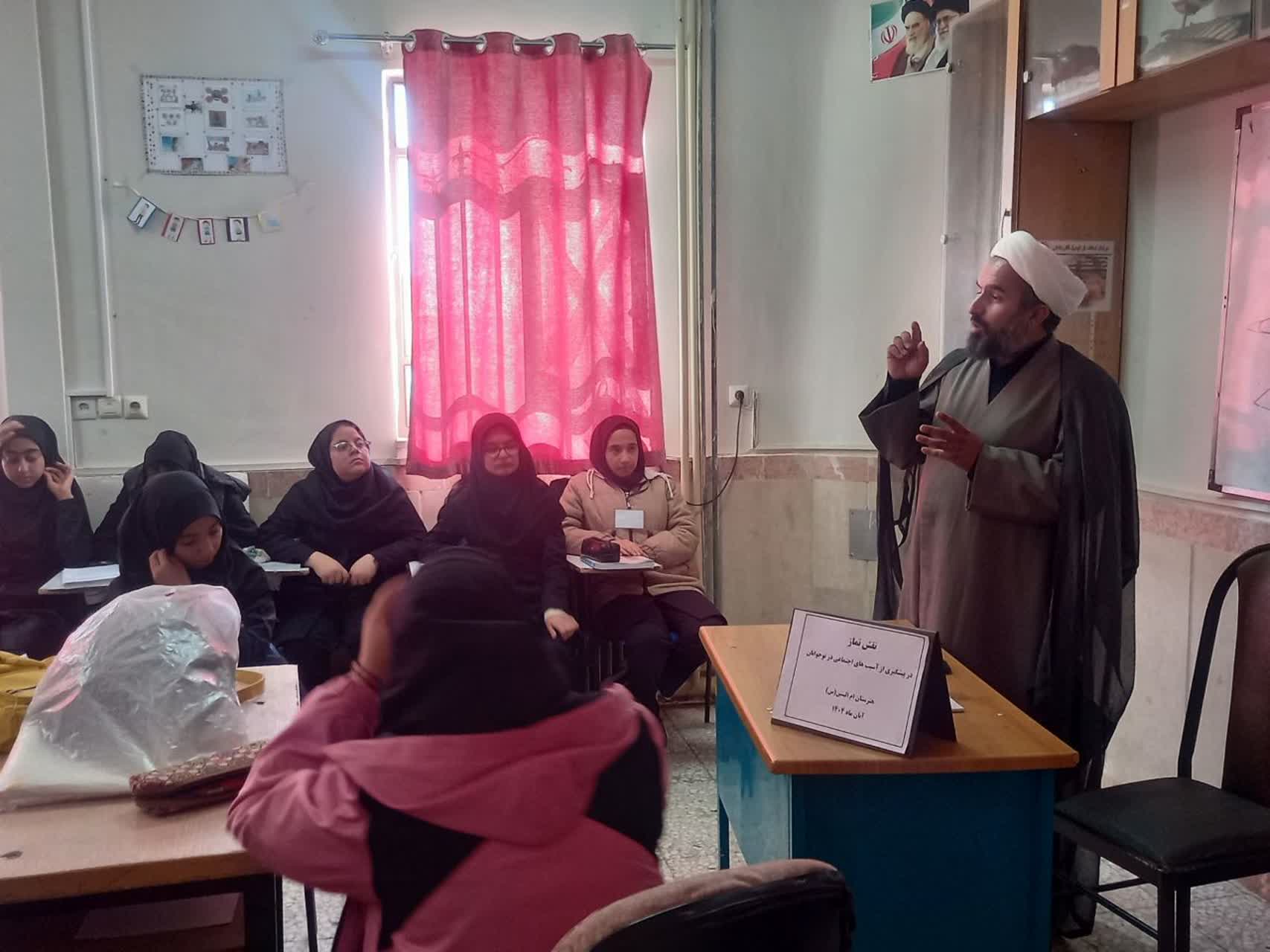 نشست تخصصی نقش نماز در «پیشگیری از آسیبهای اجتماعی » ویژه اولیاء در هنرستان ام البنین (ع) بیرجند برگزار شد