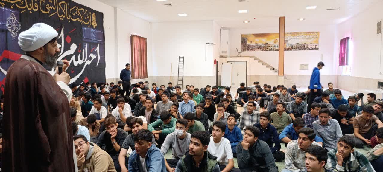 نشست گفتمان نماز شناسی ویژه دانش آموزان در دبیرستان پسرانه حضرت رسول اکرم(ص) شهرستان طبس