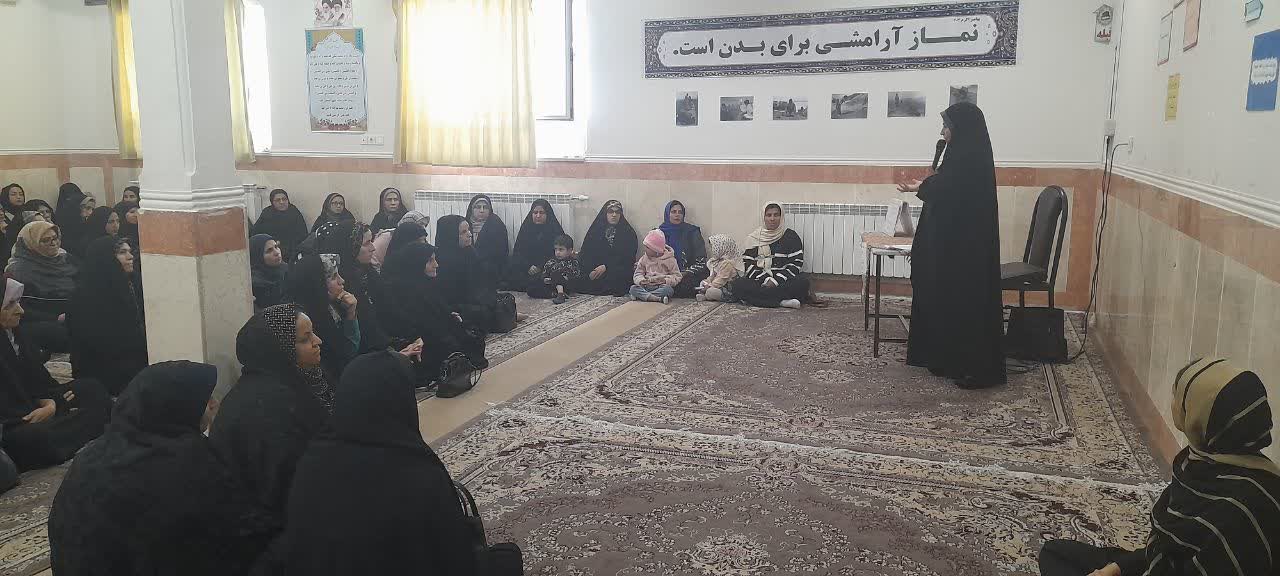 نشست توانمندسازی اولیاء با موضوع نقش نماز و خانواده در روستای امیر آباد برگزار شد