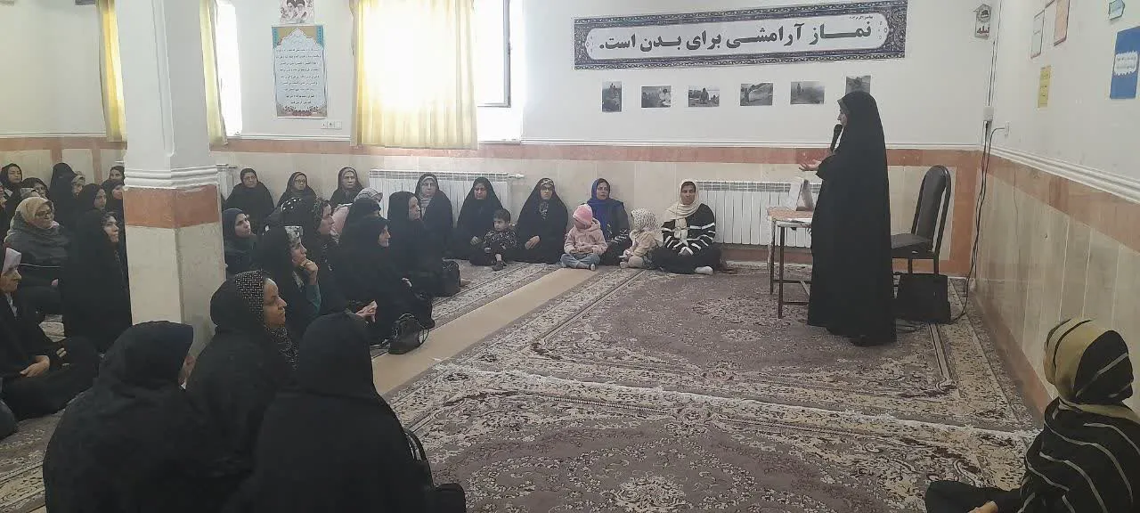 نشست توانمندسازی اولیاء با موضوع نقش نماز و خانواده در روستای امیر آباد برگزار شد