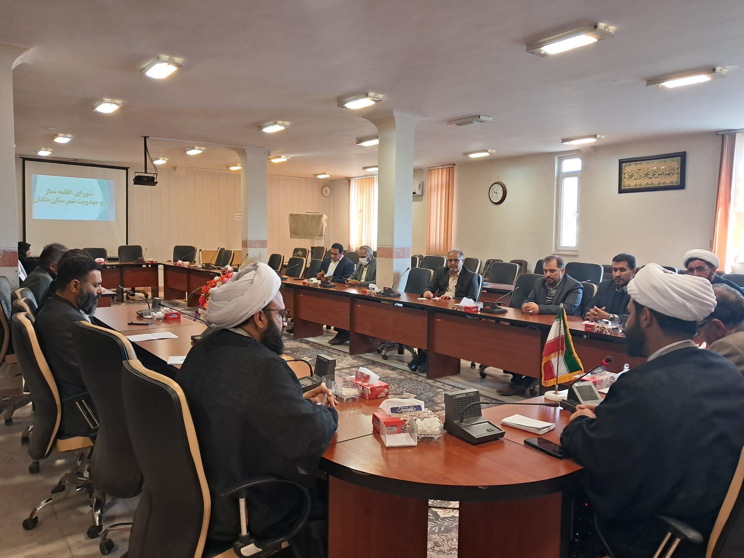 حضور مسئولین شهرستان دلفان در جلسه شورای اقامه نماز به ریاست امام جمعه