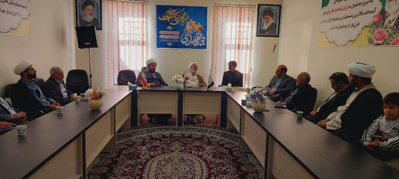 نشست هم اندیشی دبیر ستاد اقامه نماز شهرستان بم با ائمه جماعات و هیئت امنای مساجد شهرستان