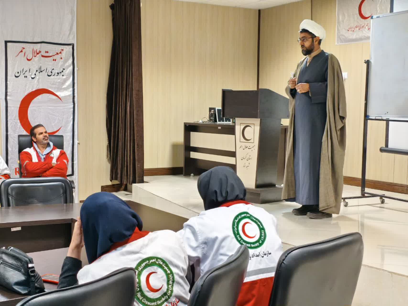 بر گزاری دوره آموزشی عقاید و احکام مبتلی به در جمع امدادگران هلال احمر شهرستان انار