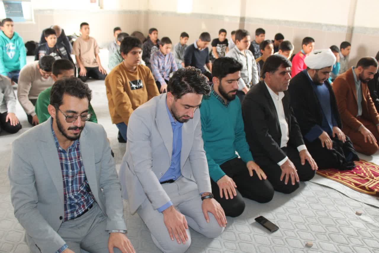 نماز جماعت ظهر امروز با حضور حجتالاسلام وحدانیفر، امامجمعه دهدشت، در مدرسه فرهنگیان برگزار شد