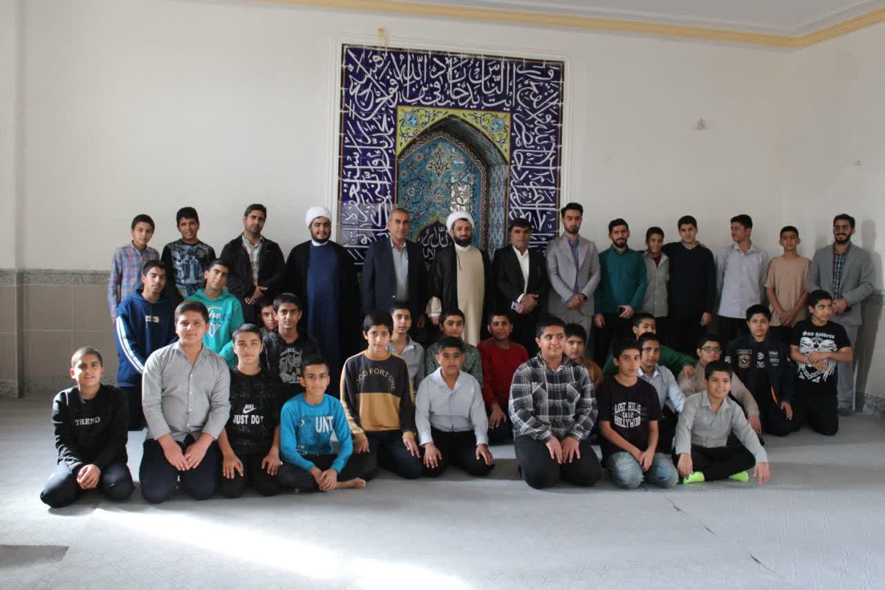 نماز جماعت ظهر امروز با حضور حجتالاسلام وحدانیفر، امامجمعه دهدشت، در مدرسه فرهنگیان برگزار شد