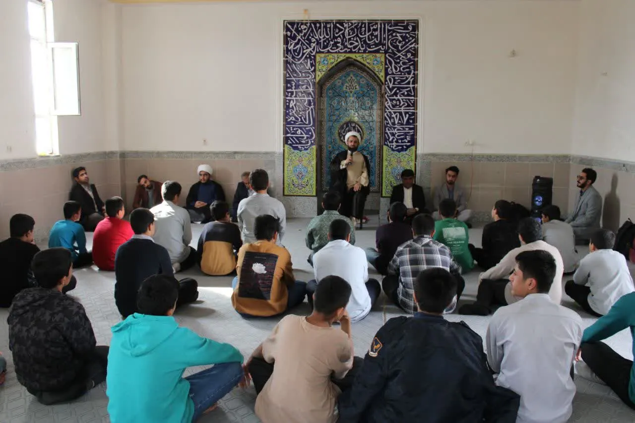 نماز جماعت ظهر امروز با حضور حجت‌الاسلام وحدانی‌فر، امام‌جمعه دهدشت، در مدرسه فرهنگیان برگزار شد