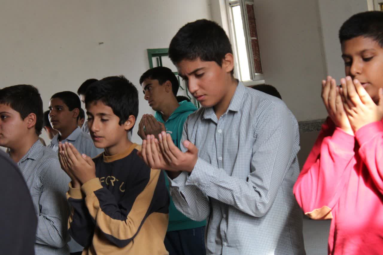 نماز جماعت ظهر امروز با حضور حجتالاسلام وحدانیفر، امامجمعه دهدشت، در مدرسه فرهنگیان برگزار شد