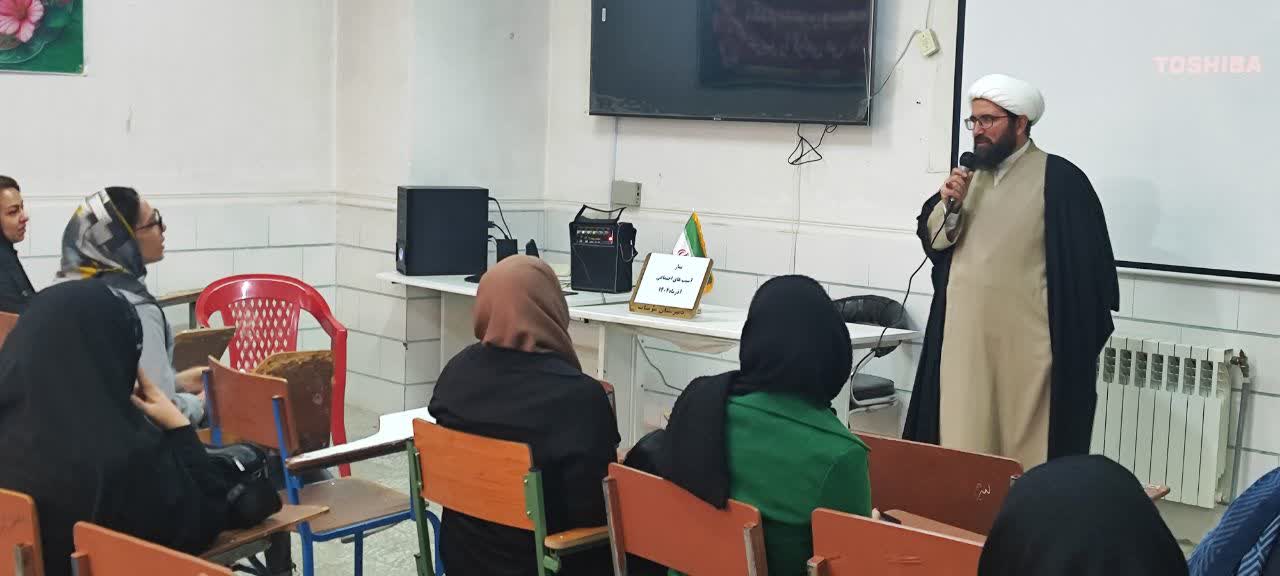 نشست شیوه های دعوت فرزندان به نماز در دبیرستان مومنات اراک