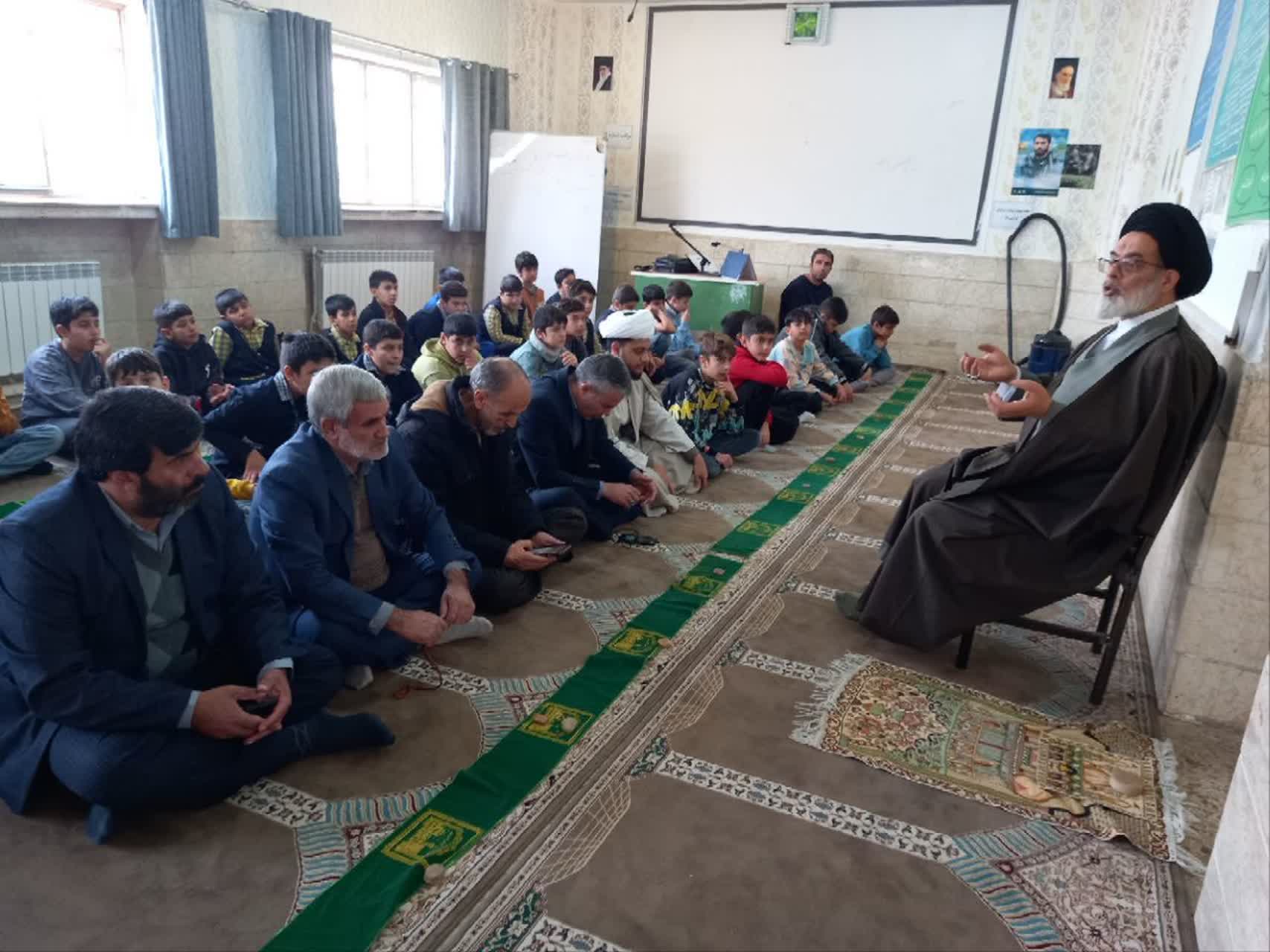 جلسه آموزشی نمازی و اقامه نماز جماعت در مدرسه شهید محلاتی شهر قیدا