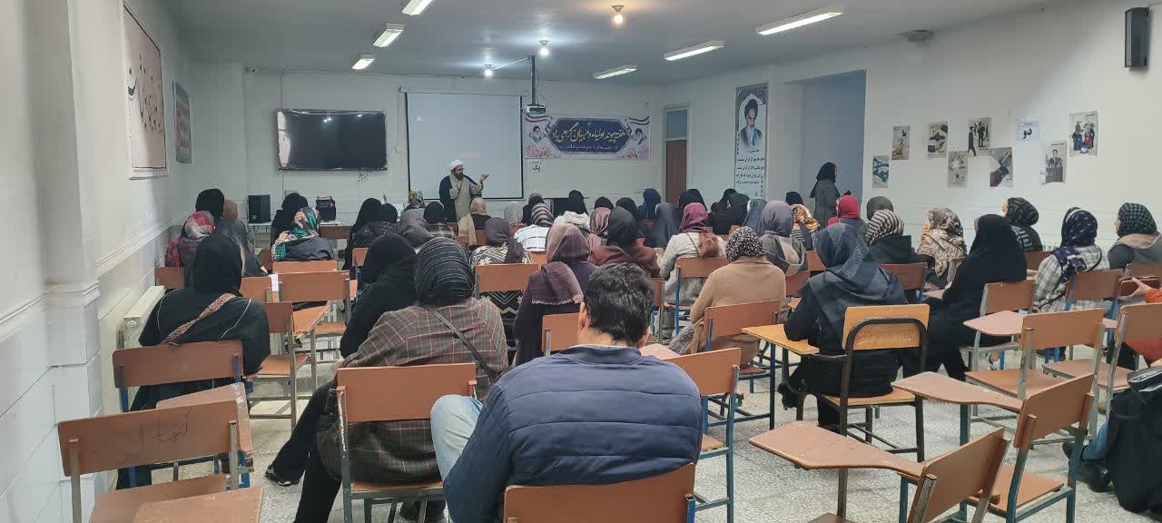 نشست شیوه های دعوت فرزندان به نماز در دبیرستان مومنات اراک